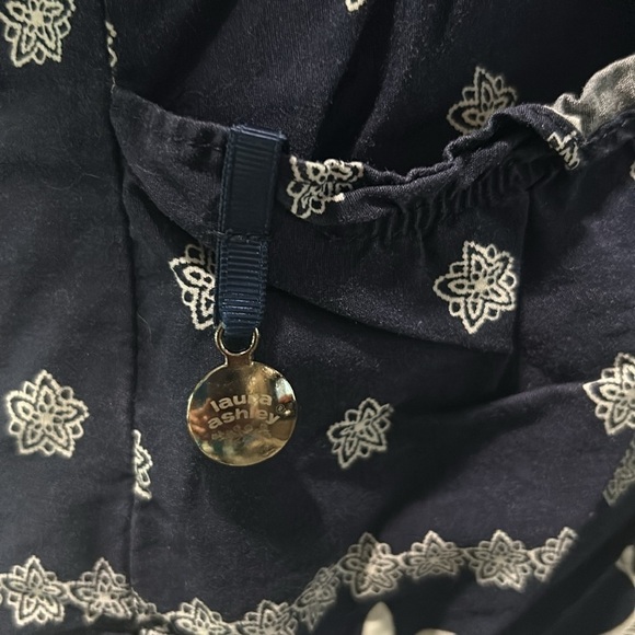 Laura Ashley Women’s Blue w White Print Short Fitted Sleeve Scrub Top Small - Picture 5 of 9